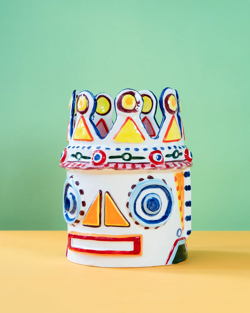 Jarrón de cerámica pintado a mano con caritas y formas geométricas en azul, rojo y amarillo