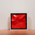 Cuadro de aluminio lacado rojo con relieve y tachuelas metálicas en marco blanco