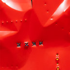 Cuadro de aluminio lacado rojo con relieve ondulado y tachuelas doradas y negras