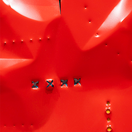 Cuadro de aluminio lacado rojo con relieve ondulado y tachuelas doradas y negras