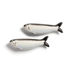 Juego de salero y pimentero con forma de sardinas, acabado blanco y detalle en negro