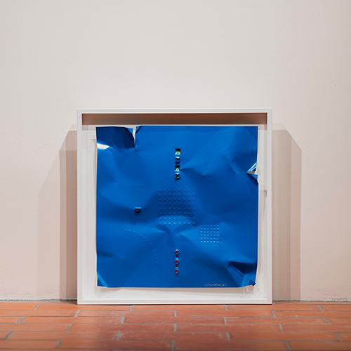 Cuadro de aluminio lacado azul con marco blanco y figuras punteadas con detalles de color