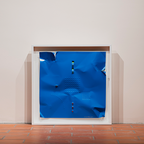 Cuadro de aluminio lacado azul con marco blanco y figuras punteadas con detalles de color