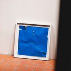 Cuadro de aluminio lacado azul con marco blanco, patrón de puntos y elementos pequeños