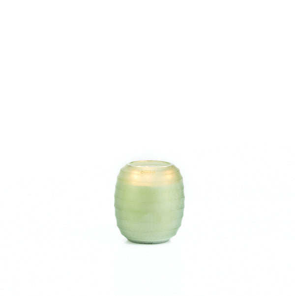Vela ONNO en vaso verde con bandas horizontales y luz superior amarilla