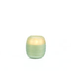 Vela ONNO en vaso verde con bandas horizontales y tapa superior transparente