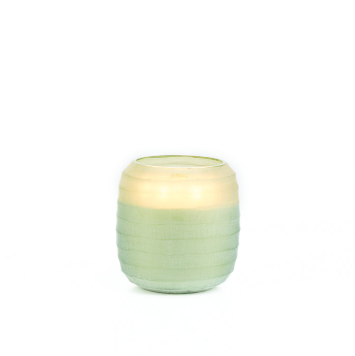 Vela ONNO en vaso verde con franja superior amarilla y textura en bandas