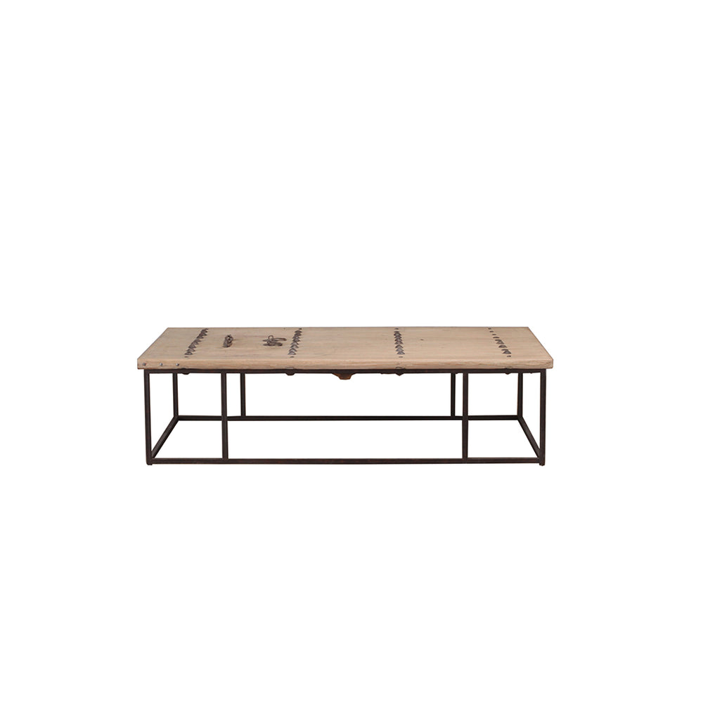 Mesa de centro rectangular de madera clara con base de hierro negro y estante abierto