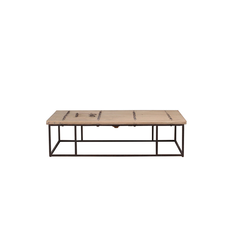 Mesa de centro rectangular de madera clara con base de hierro negro y estante abierto