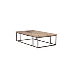 Mesa de centro de madera clara con base de hierro negro y placa decorativa con remaches