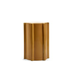 Mesa auxiliar Pawn cerámica ocre, vista lateral con borde curvado y base
