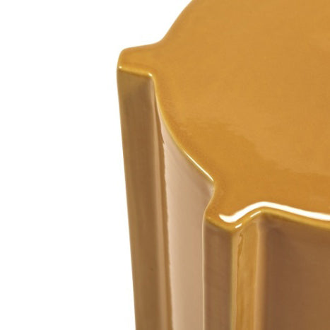 Mesa auxiliar Pawn cerámica ocre, detalle de tapa y aristas curvadas