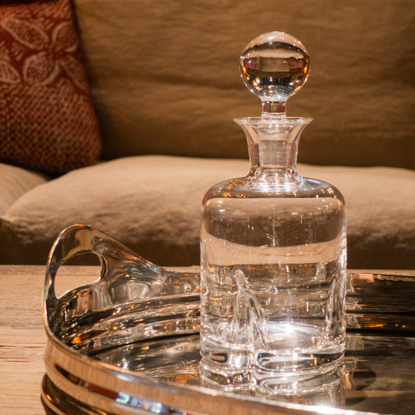 Decantador de cristal transparente con tapón y base acanalada