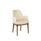 Silla tapizada beige con respaldo alto, brazos y patas de madera