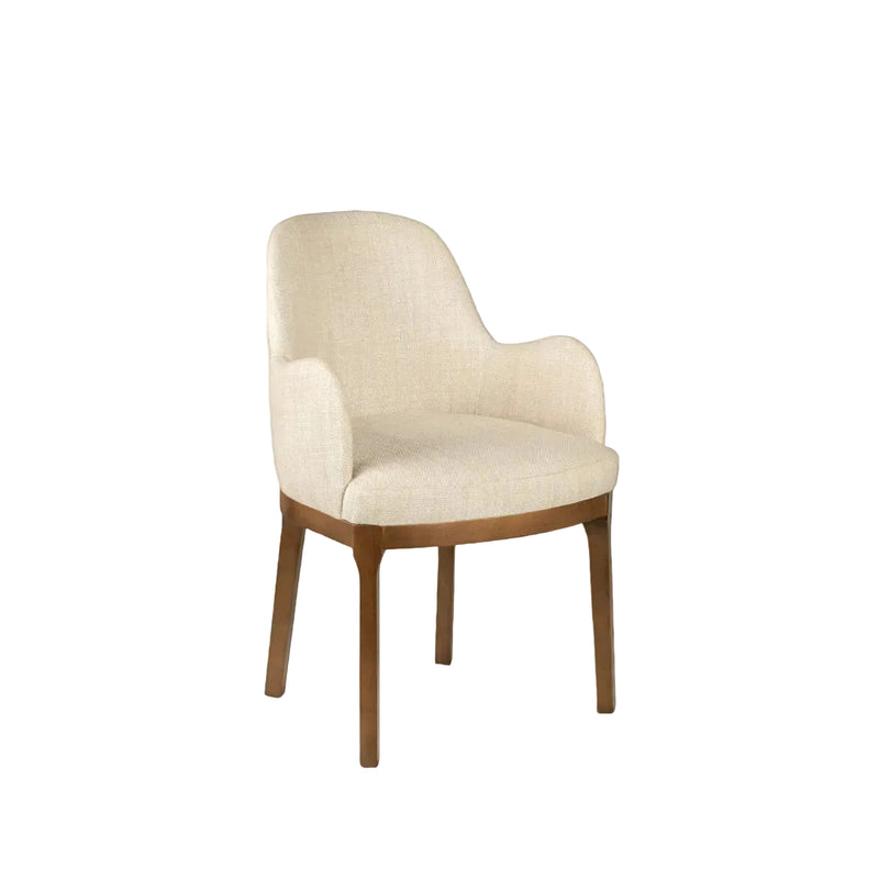 Silla tapizada beige con respaldo alto, brazos y patas de madera