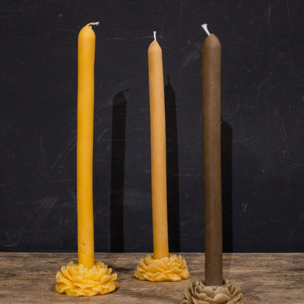 Set de velas Peonia con bases florales: amarilla, crema y marrón