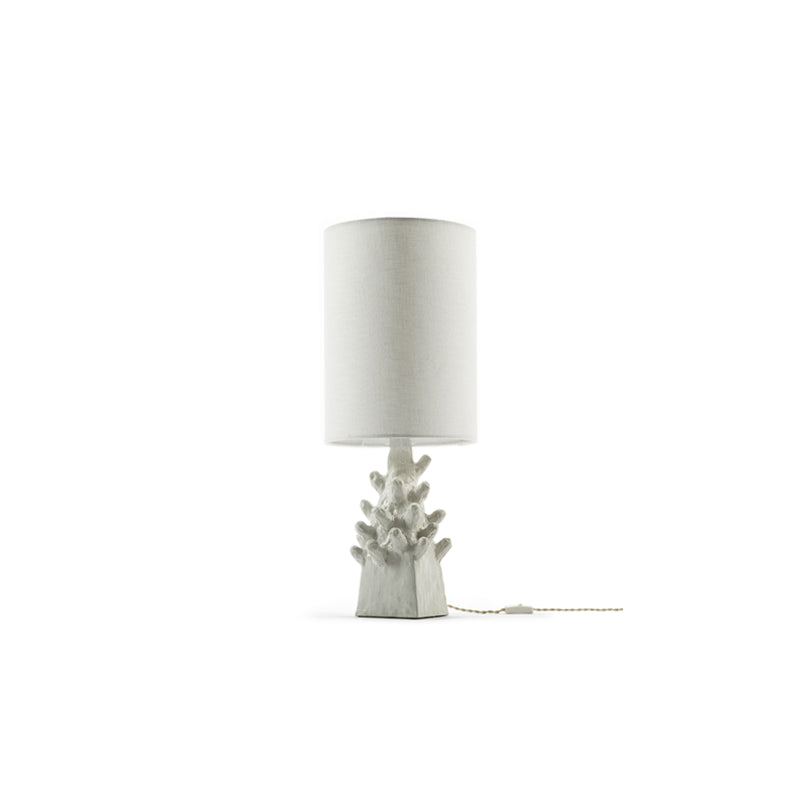 Lámpara de mesa con pantalla cilíndrica blanca y base de cerámica con relieve coral