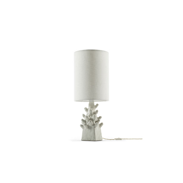 Lámpara de mesa con pantalla cilíndrica blanca y base de cerámica con relieve coral