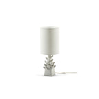 Lámpara de mesa con pantalla blanca y base decorativa en forma de coral