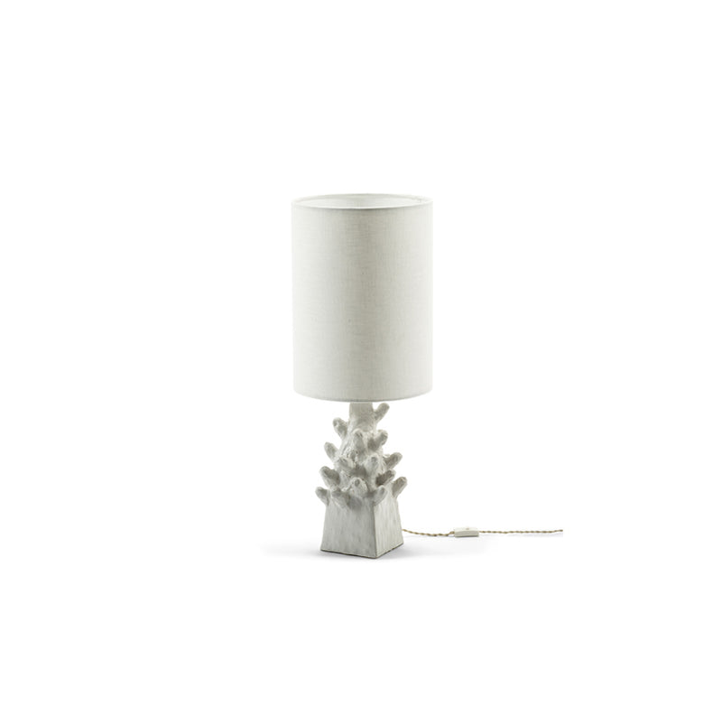 Lámpara de mesa con pantalla blanca y base decorativa en forma de coral