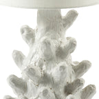Base de lámpara en relieve tipo coral bajo una pantalla cilíndrica blanca