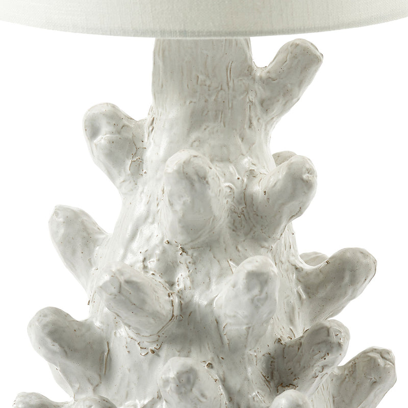 Base de lámpara en relieve tipo coral bajo una pantalla cilíndrica blanca