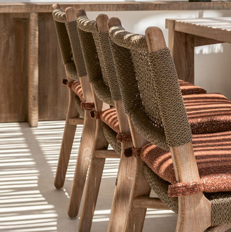 Silla Fiona con respaldo y asiento de tejido, patas de madera