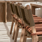 Silla Fiona con asiento a rayas y respaldo de tejido, patas de madera