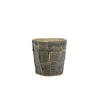 Macetero de cerámica gris oscuro con textura tipo mosaico y borde superior beige