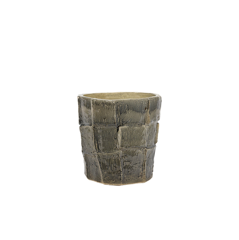 Macetero de cerámica gris oscuro con textura tipo mosaico y borde superior beige