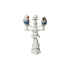 Candelabro de cerámica con dos aves azules sobre base blanca de tres brazos