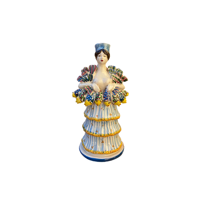 Candelabro de cerámica con figura de mujer policromada, con tonos azules y amarillos
