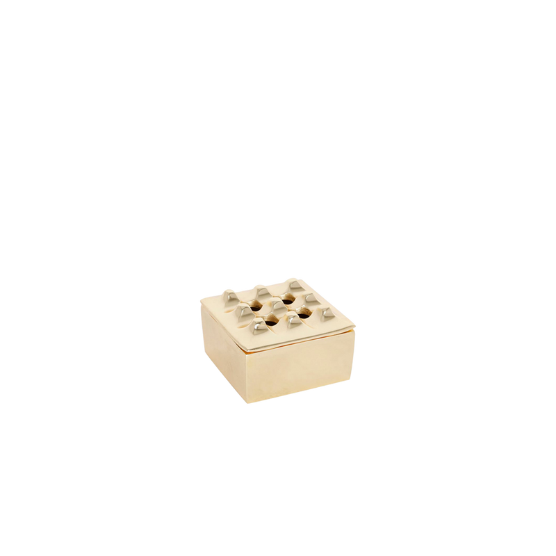 Cenicero pequeño dorado de base rectangular, borde fino y filas de huecos