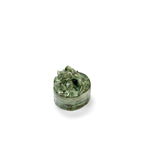 Vela perfumada en recipiente cerámico verde con tapa esculpida y acabado texturizado