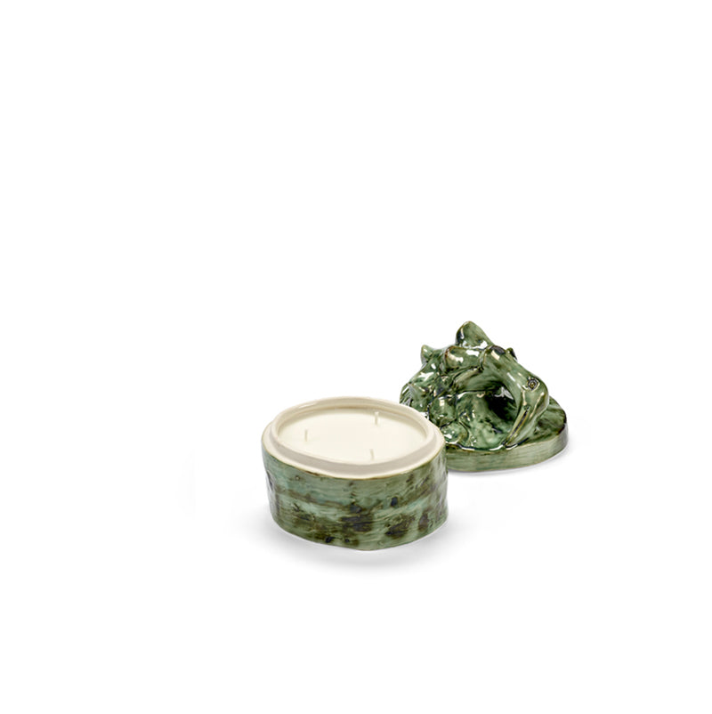 Vela perfumada en recipiente cerámico verde con mechas blancas y tapa esculpida