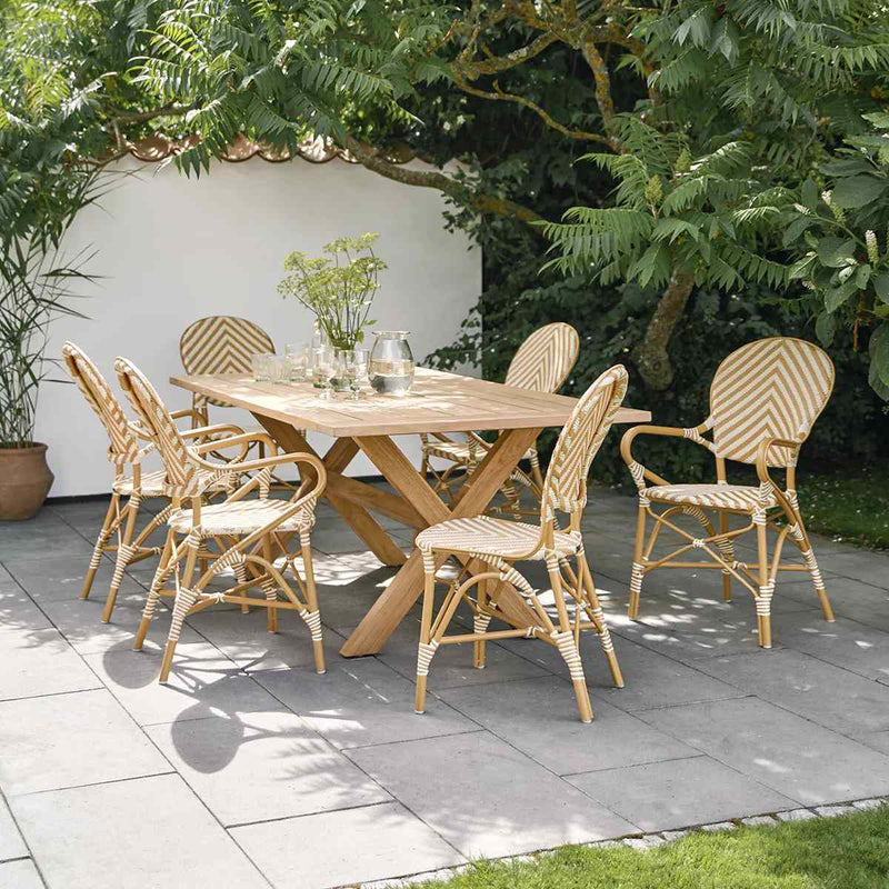 Conjunto de sillas de ratán beige con cojines y mesa rectangular para exterior