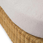 Cojín blanco del sofá de ratán Rafael con borde trenzado beige visible