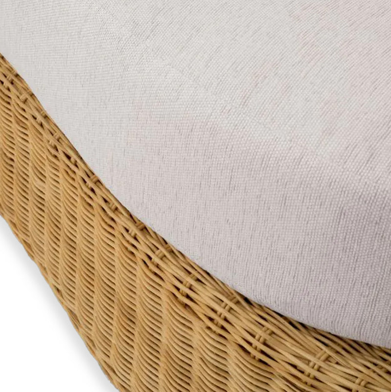 Cojín blanco del sofá de ratán Rafael con borde trenzado beige visible