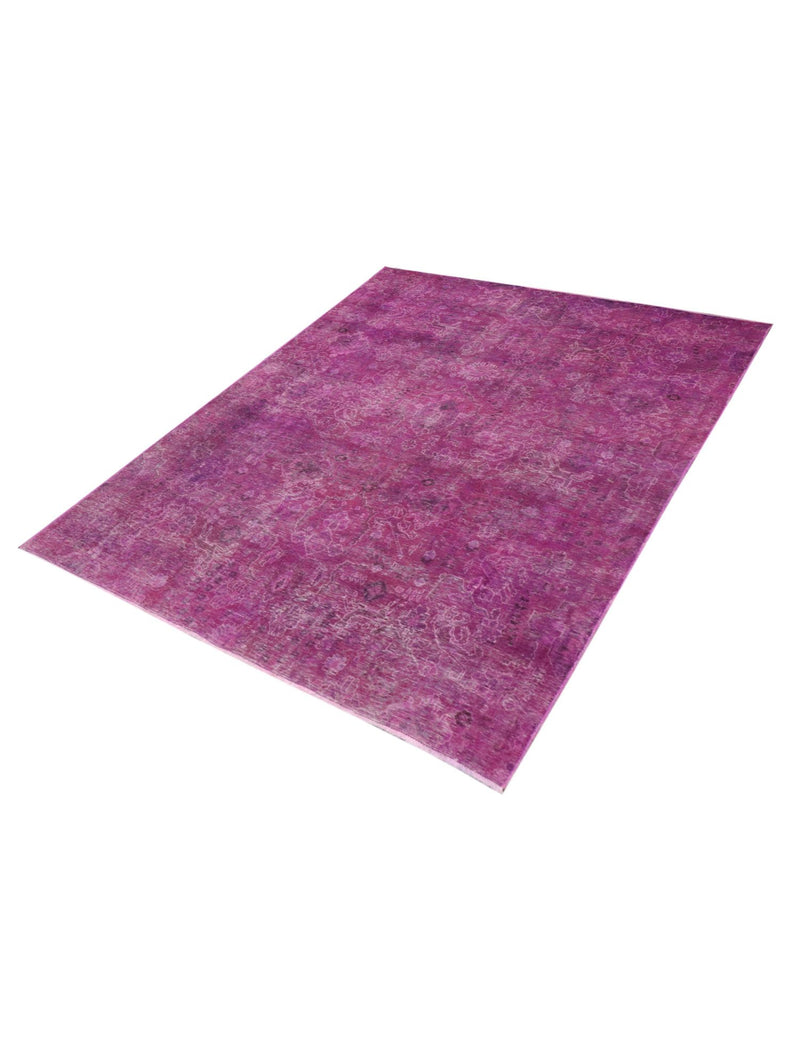Alfombra vintage persa magenta rectangular con bordes finos y diseño detallado