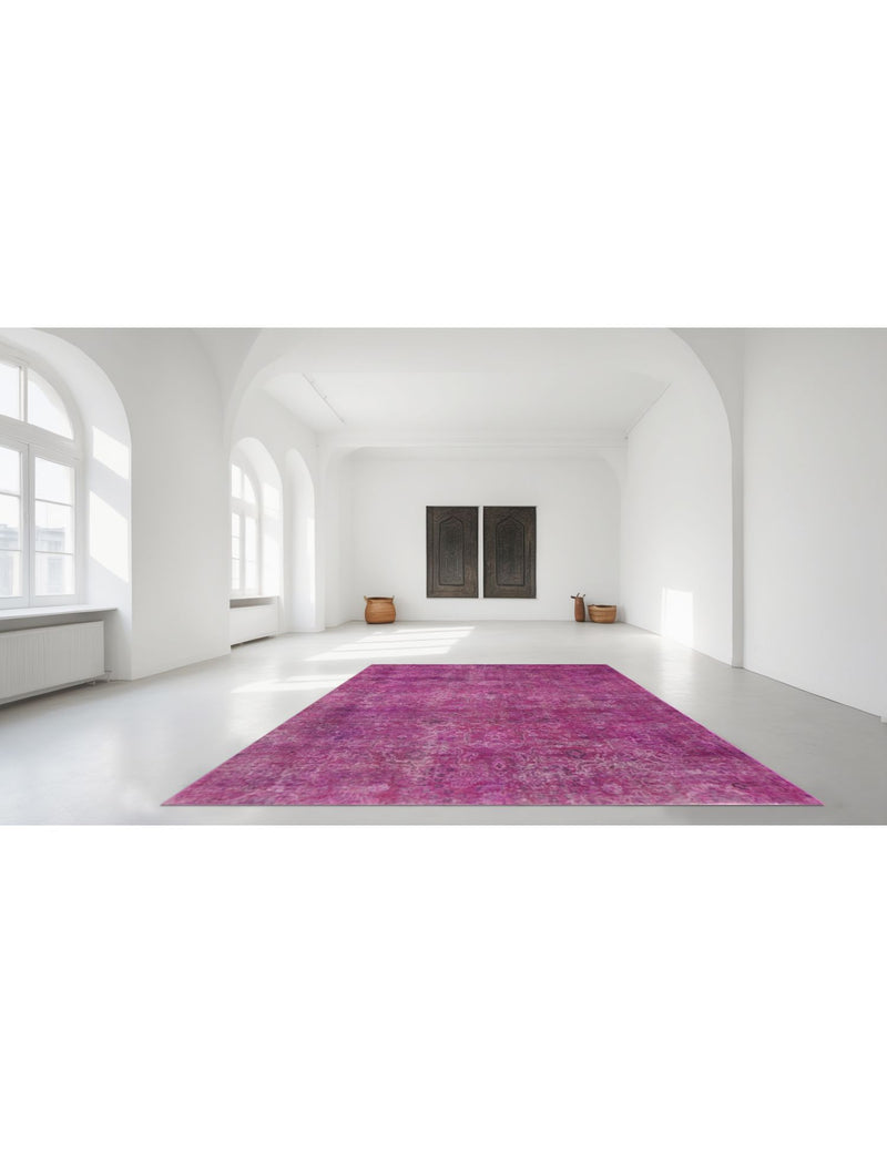 Alfombra vintage persa magenta con patrón clásico y textura envejecida