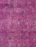 Alfombra vintage persa magenta, patrón ornamental en primer plano con acabado gastado
