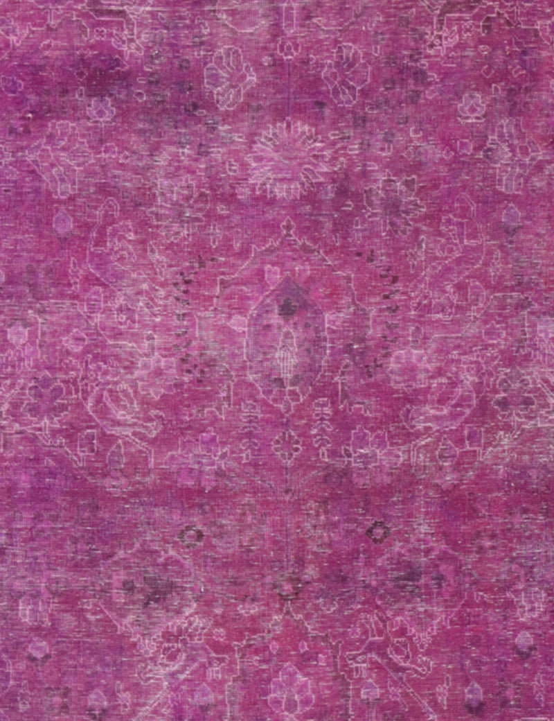 Alfombra vintage persa magenta, patrón ornamental en primer plano con acabado gastado
