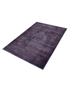 Alfombra vintage persa morada, patrón gastado y textura tejida