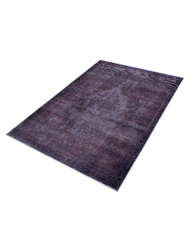 Alfombra vintage persa morada, patrón gastado y textura tejida