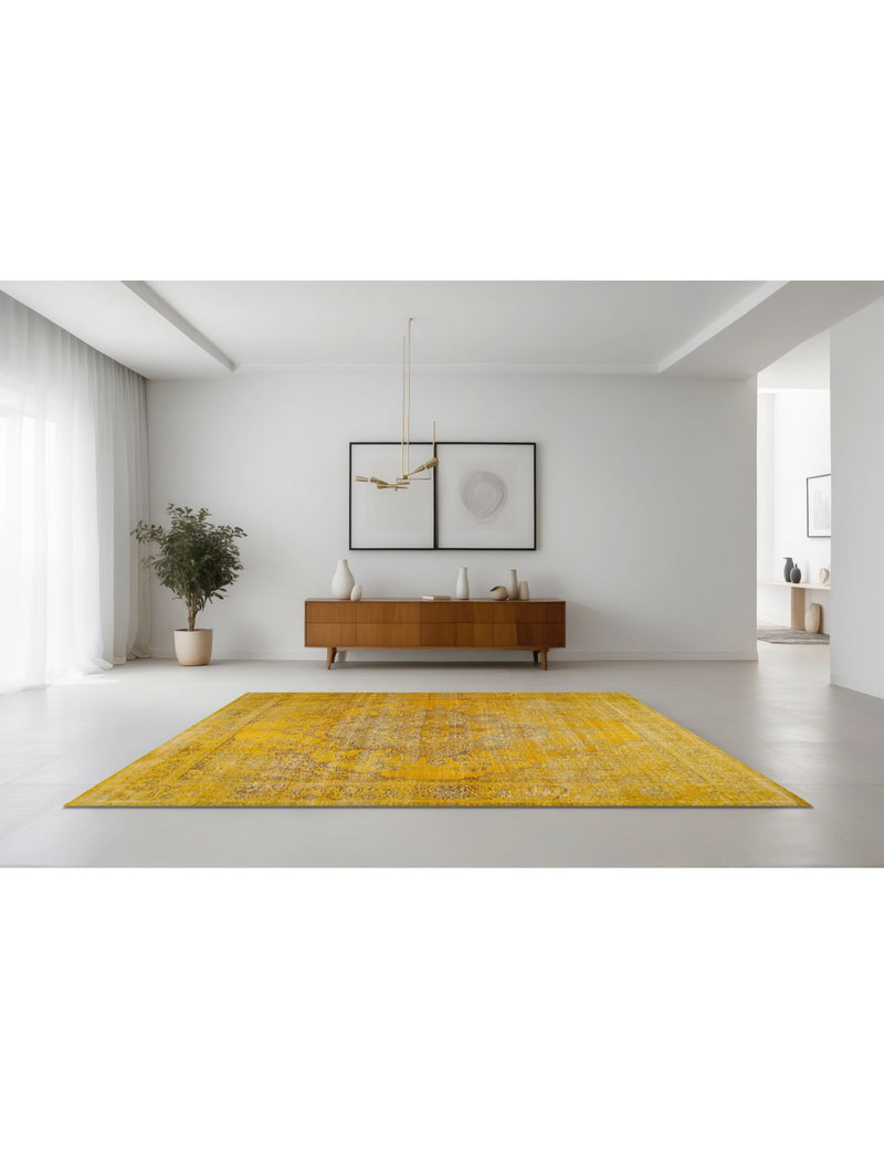Alfombra persa vintage amarilla con motivos ornamentales y diseño central