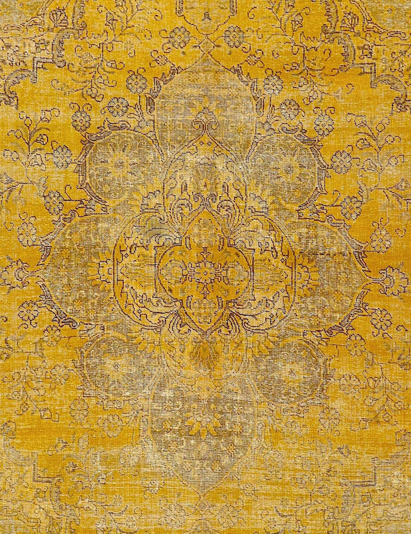 Alfombra persa vintage amarilla con medallón central y flores detalladas