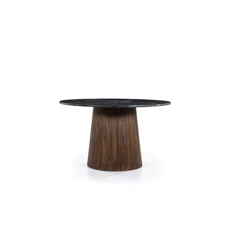 Mesa de comedor redonda con sobre de mármol oscuro y base de madera tipo pedestal.