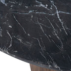 Sobre de mesa de mármol negro con vetas blancas y grises.