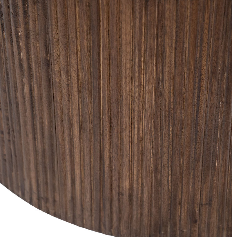 Base de mesa de madera con vetas verticales marrón oscuro.
