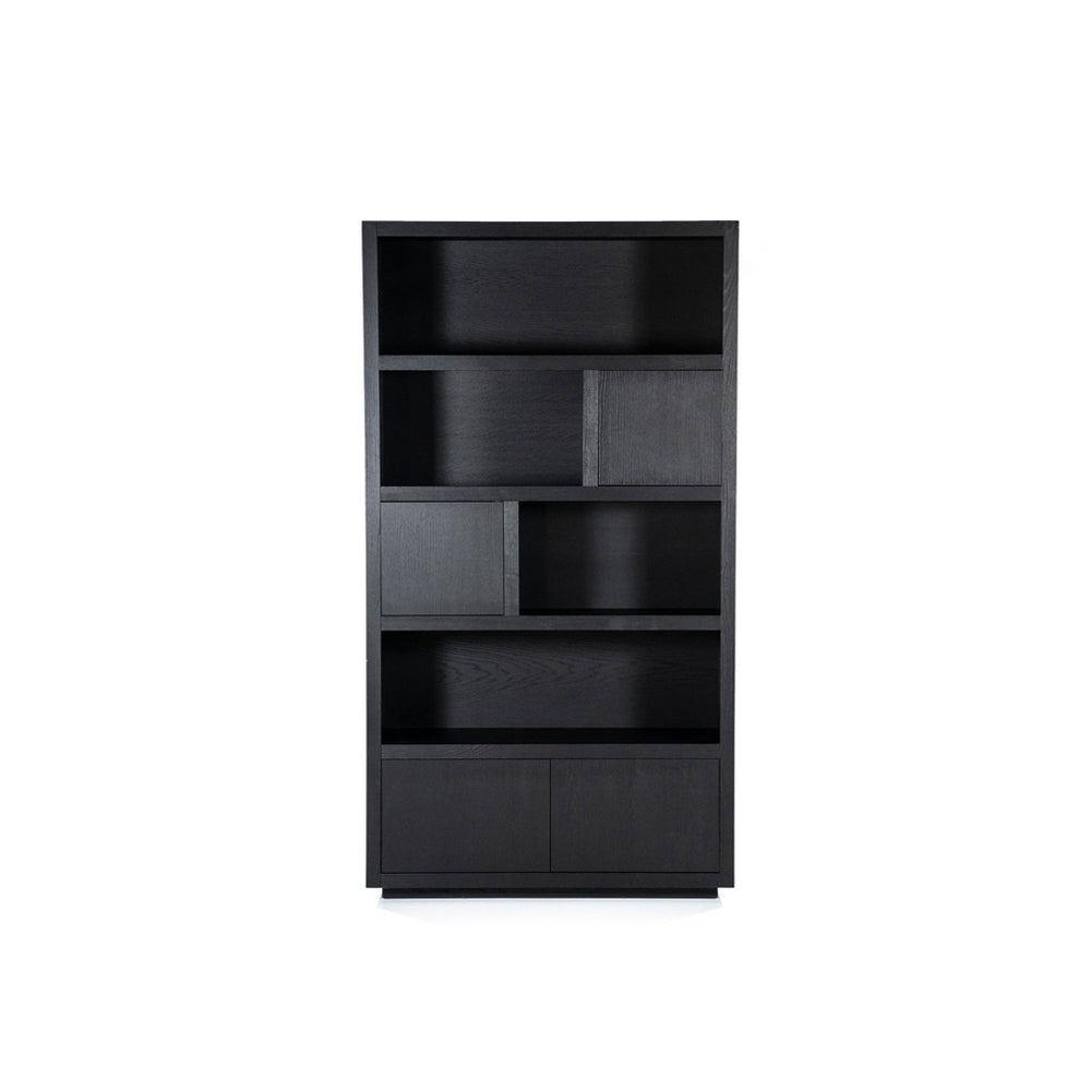Vitrina de madera oscura con estantes y compartimentos, dos puertas inferiores.